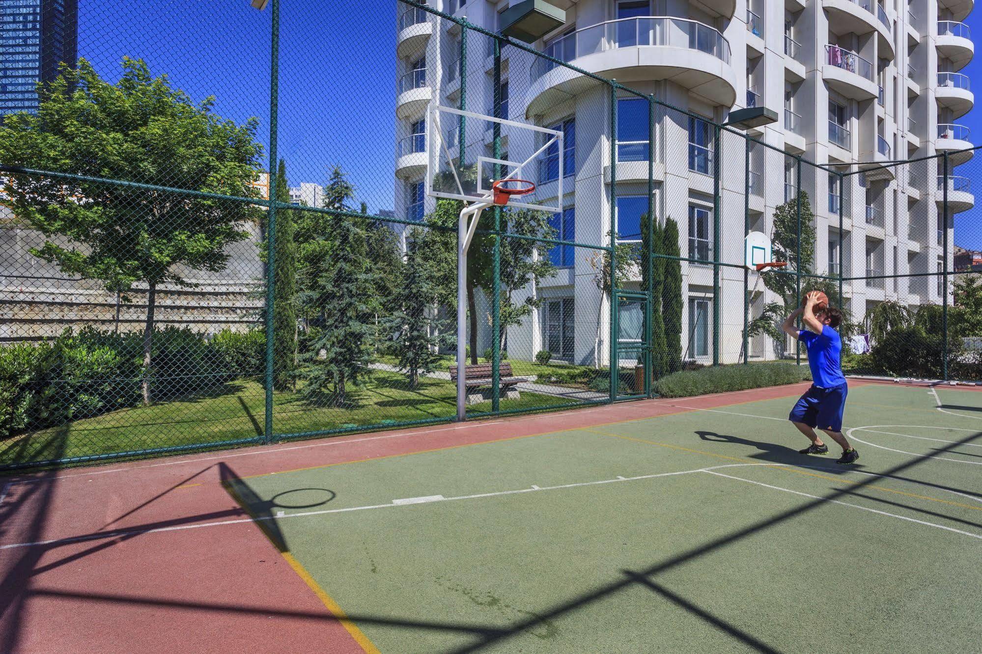 Fraser Place Anthill Estambul Exterior foto Basketball court