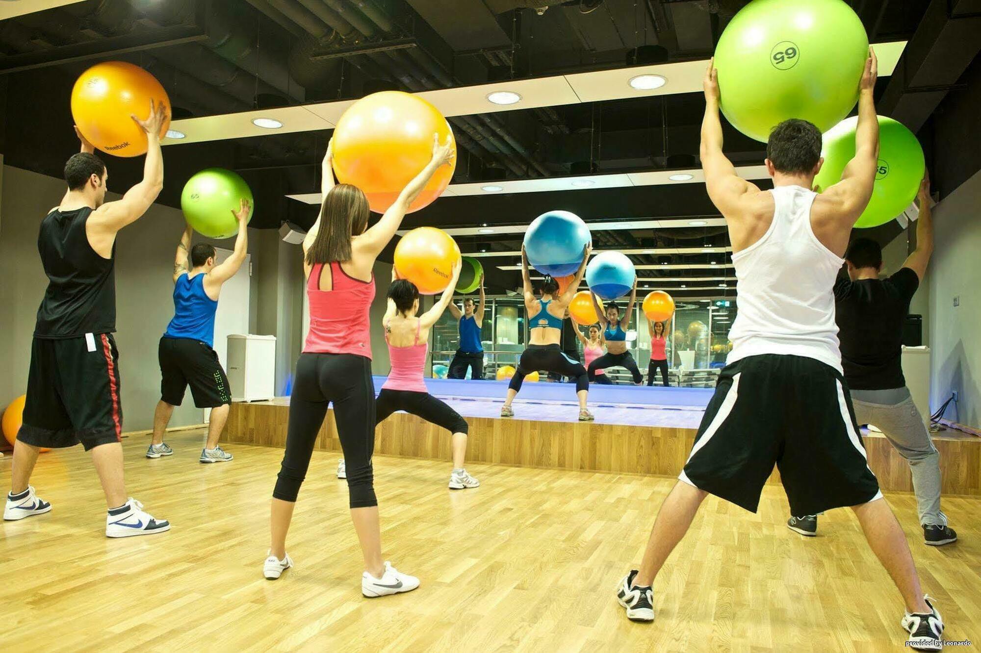 Fraser Place Anthill Estambul Exterior foto A group of people exercising with a Swiss ball